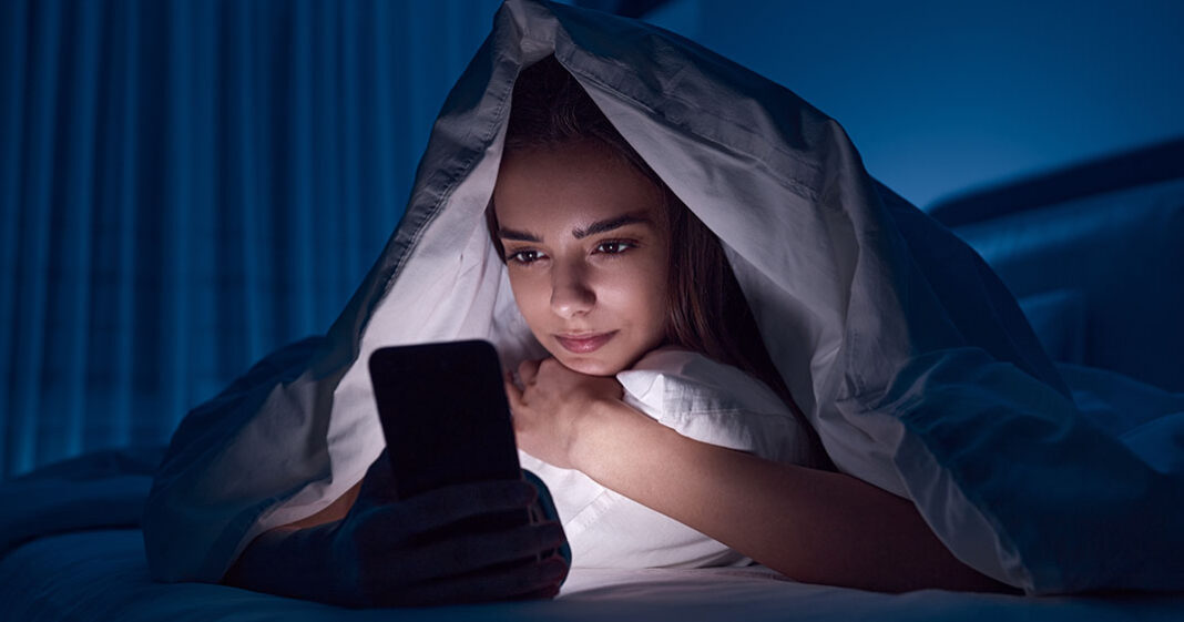 Éviter les écrans le soir aide à mieux dormir
