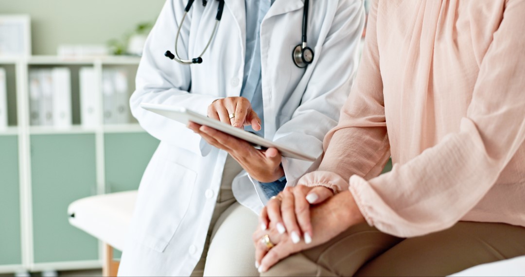 La constitution d'une patientèle stable et fidèle est l'un des défis les plus cruciaux pour tout professionnel de santé, qu'il soit médecin généraliste, dentiste, kinésithérapeute ou spécialiste. Ce processus ne repose pas seulement sur des compétences cliniques solides, mais aussi sur une stratégie réfléchie et ciblée, combinant savoir-faire médical, marketing subtil et relationnel humain. Comment, alors, attirer et fidéliser des patients dans un environnement de plus en plus compétitif ?