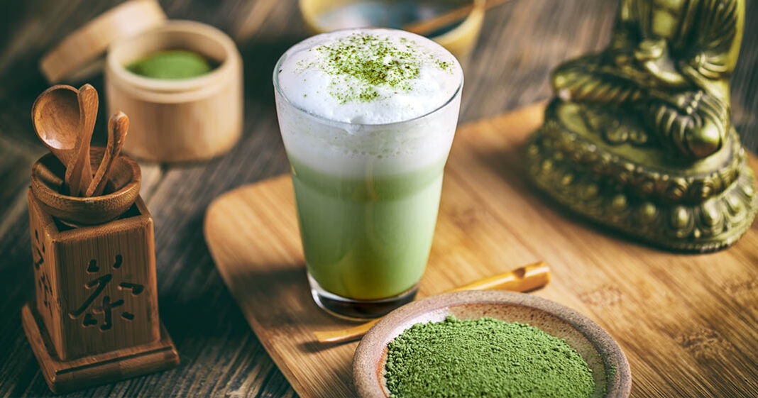 Déguster un matcha latte